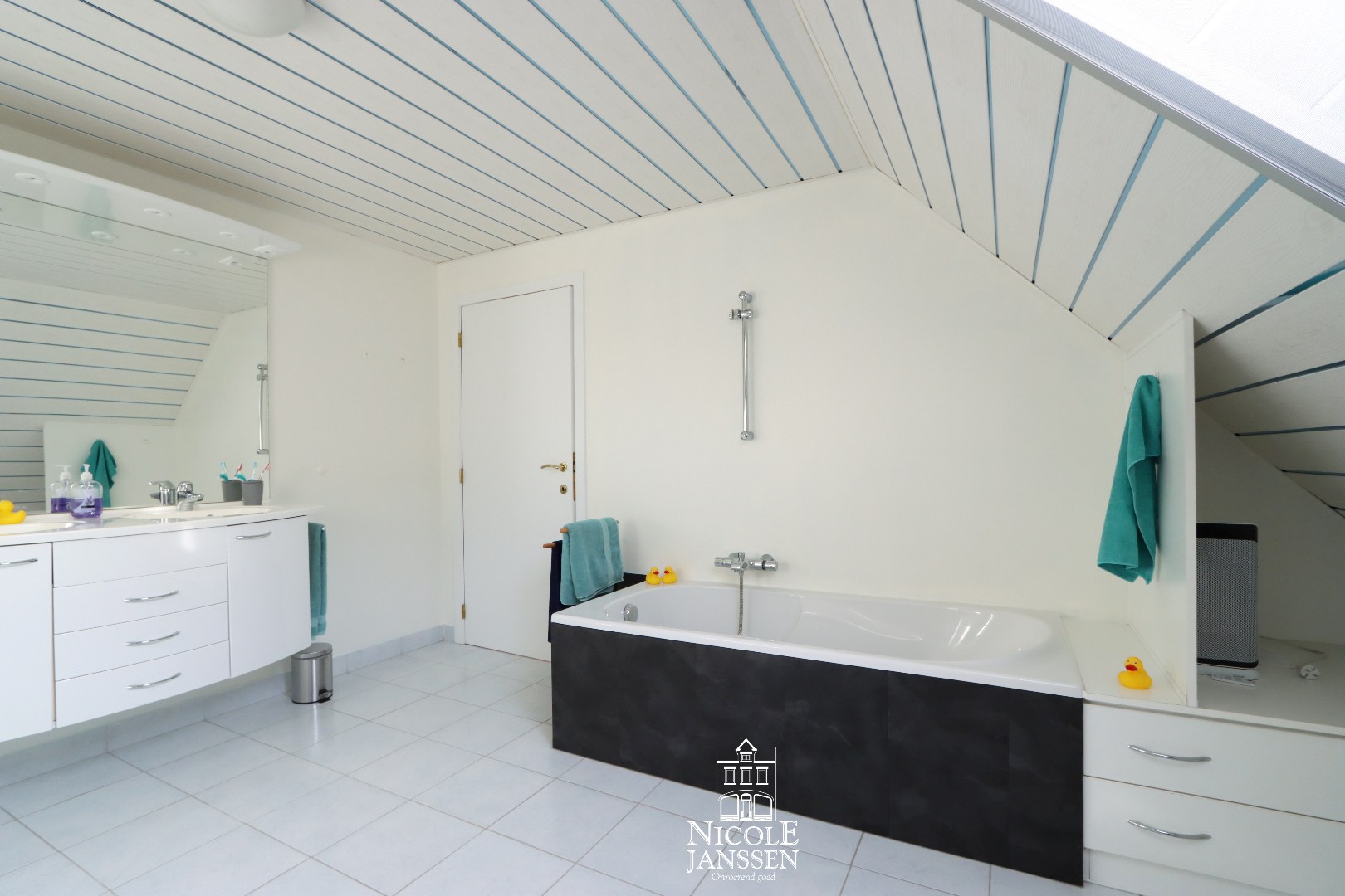 Ligbad en dubbele wastafel