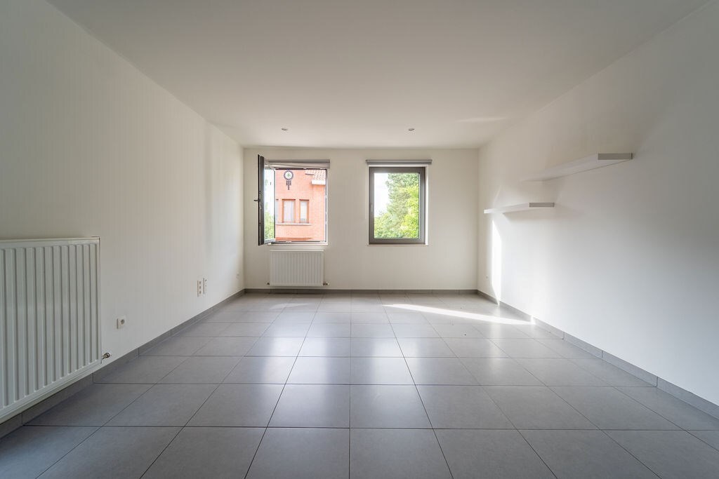GUNSTIG GELEGEN 2 SLAAPKAMER APPARTEMENT 94 M² MET ONDERGRONDSE AUTOSTANDPLAATS EN KELDERBERGING IN HET CENTRUM VAN ZOLDER 