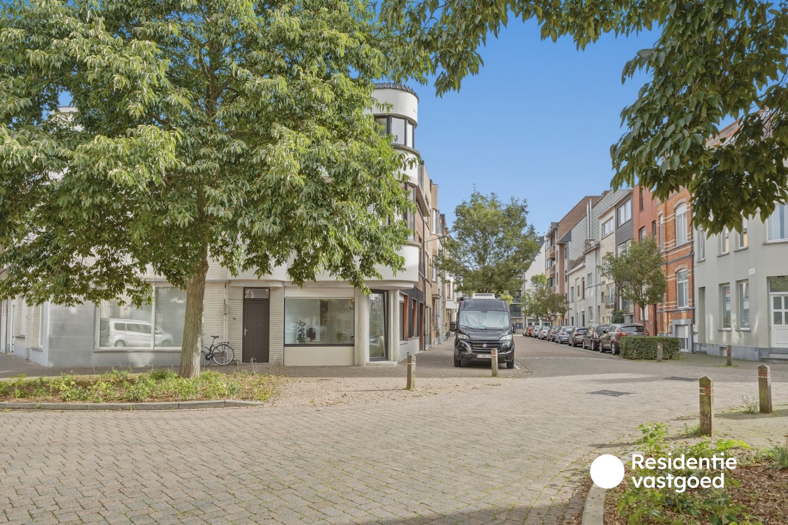 Gelijkvloers en gerenoveerd appartement met garage in Oostende 