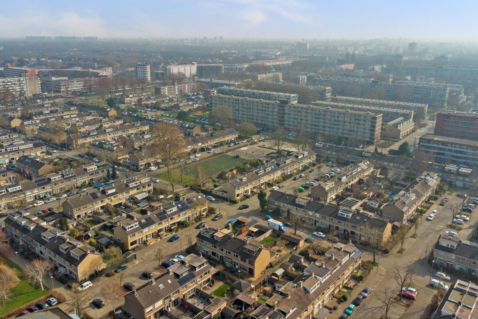 Ruime uitgebouwde 6-kamer hoekwoning met kunststofkozijnen, dakkapellen, grote tuin en eigen grond. 