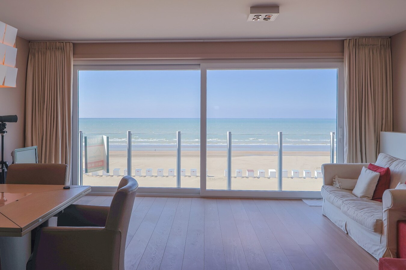 Appartement magnifique avec vue frontale sur la mer et deux chambres à coucher. 