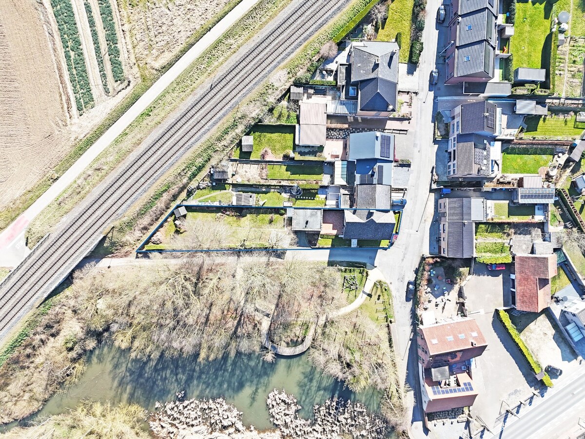 Solide HOB grenzend aan het Molenwaterparkje te Elene 