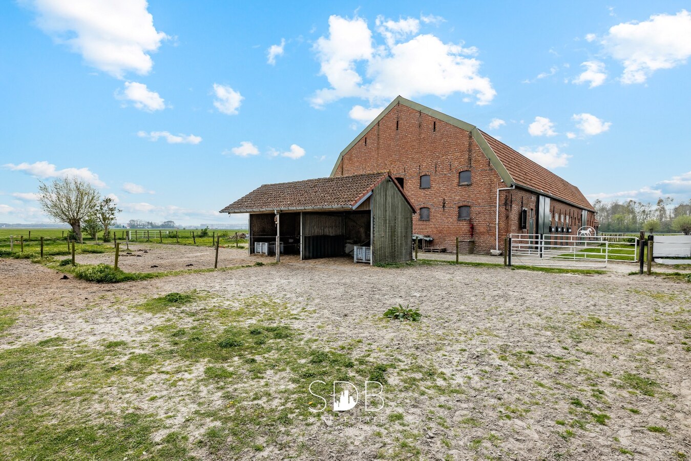 Landelijke woning met authentiek gastenhuis, stalgebouw, graslanden en buitenpiste op 20.285m² 