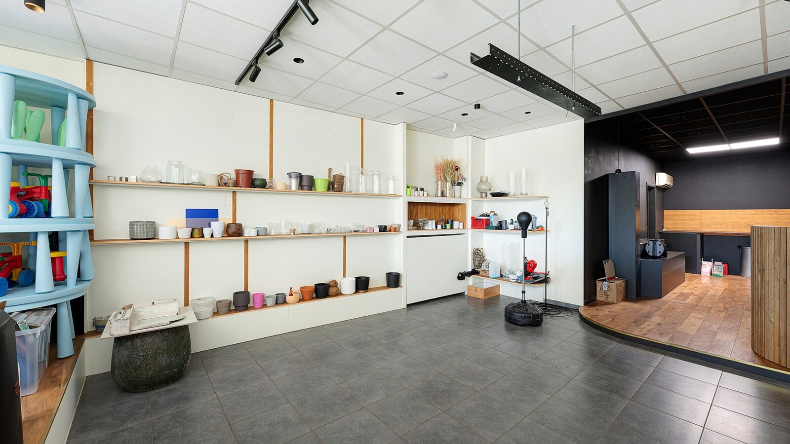 Ruime gezinswoning met handelsruimte op toplocatie in het bruisende Westkapelle. 