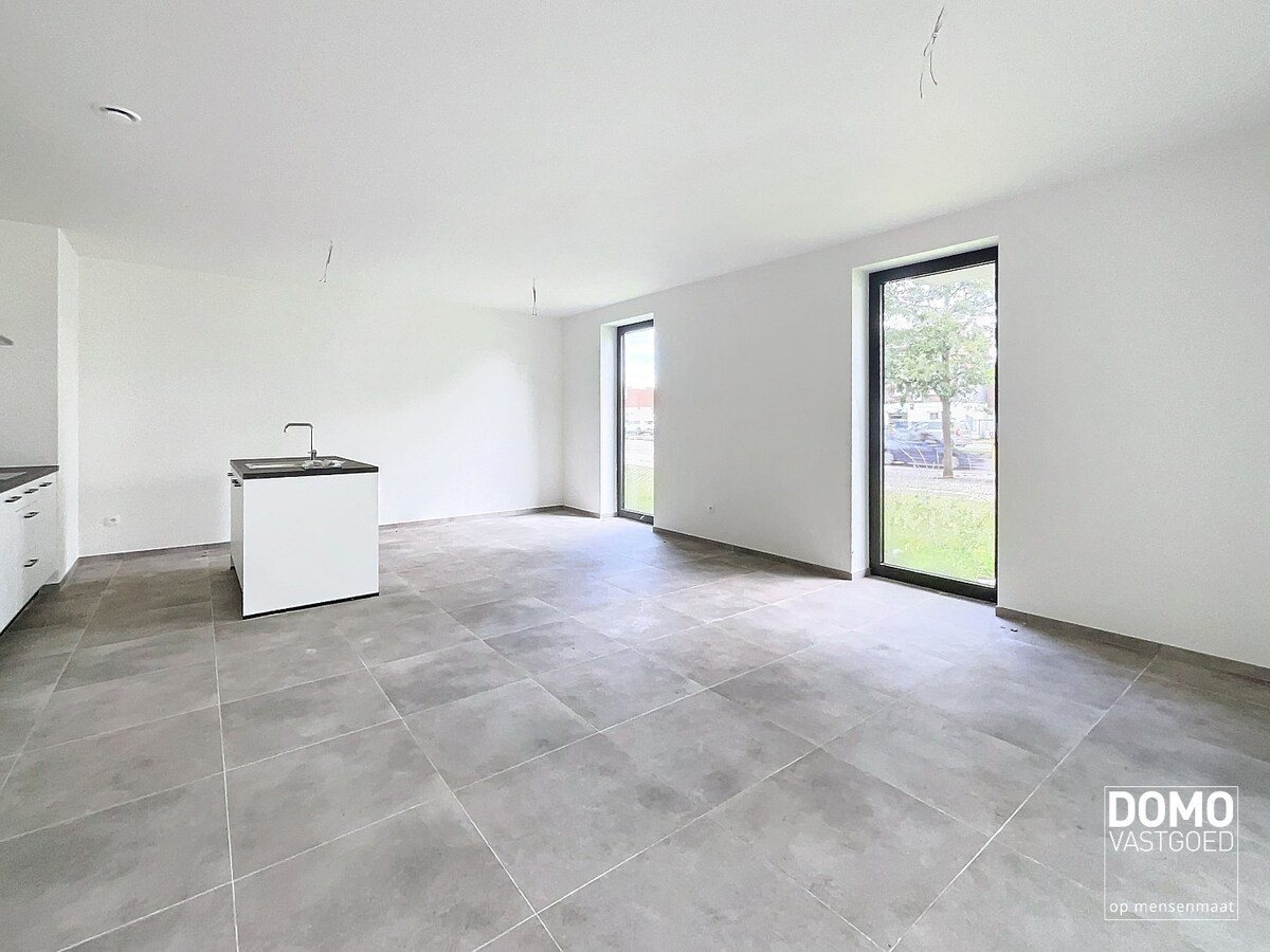 GELIJKVLOERS NIEUWBOUWAPPARTEMENT MET RUIM TERRAS, TUIN &amp; 2 SLAAPKAMERS TE MAASMECHELEN 