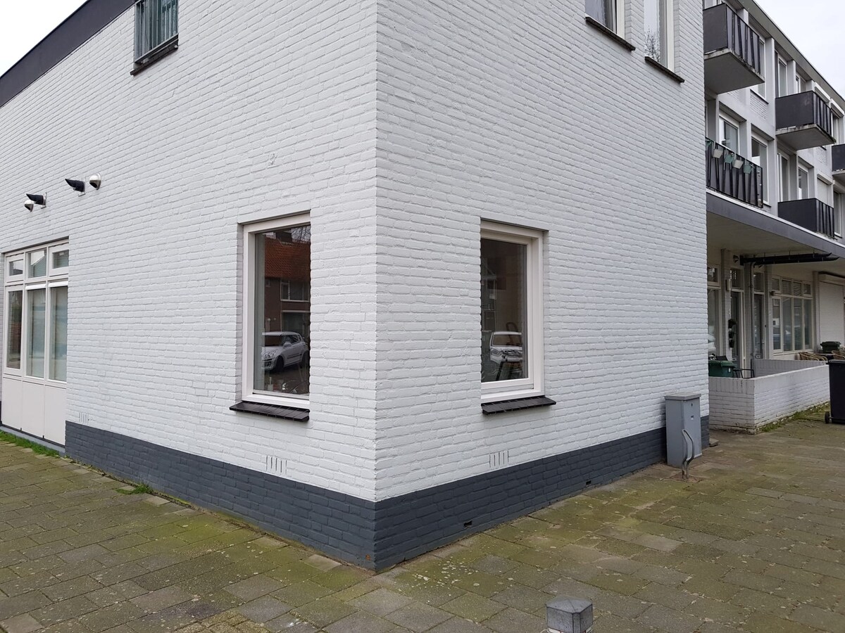 Instapklaar 2-kamer appartement nabij het centrum van Bladel. 