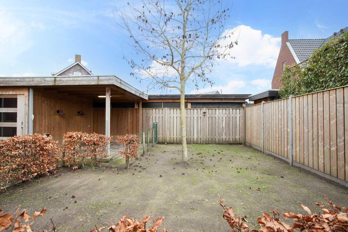 Moderne hoekwoning uit 2016 gelegen in een jonge en kindvriendelijke woonwijk in Lage Mierde. 