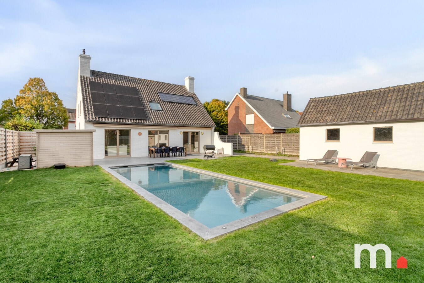 Unieke Villa te Roeselare met Zwembad en 5 slaapkamers op 987m² ! 