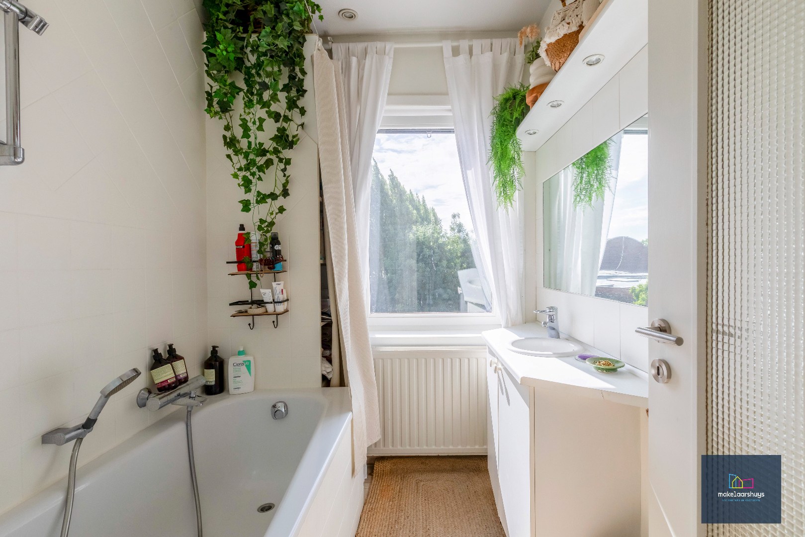 VERKOCHT ! Instapklare energiezuinige handelswoning met tuin en garage 