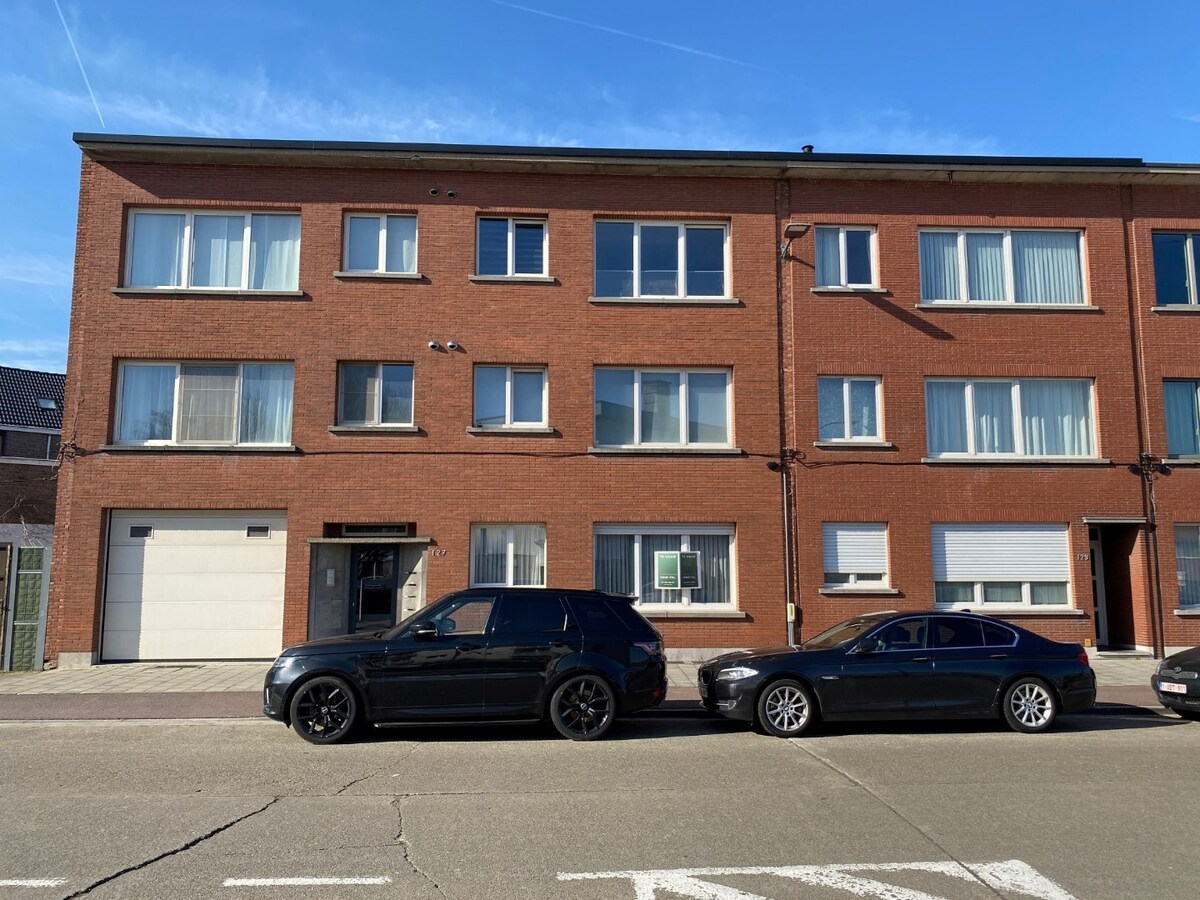 Opbrengsteigendom met 8 appartementen, 10 ondergrondse garageboxen. 