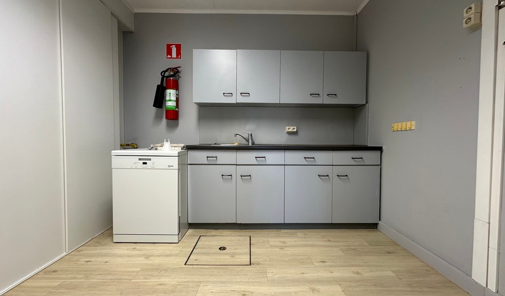 Alleenstaand kantoor te huur langs R4 te Wondelgem