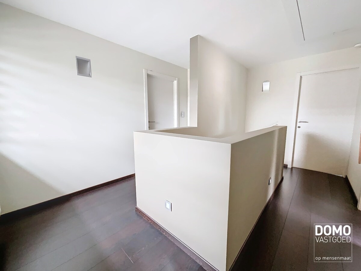 MODERNE OPEN BEBOUWING MET TUIN, INPANDIGE GARAGE EN 2 SLAAPKAMERS TE STOKROOIE 