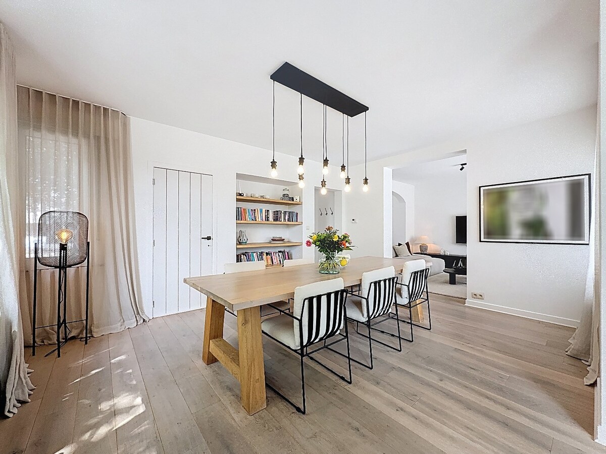 Herenwoning met afzonderlijke praktijkruimte te Velzeke 
