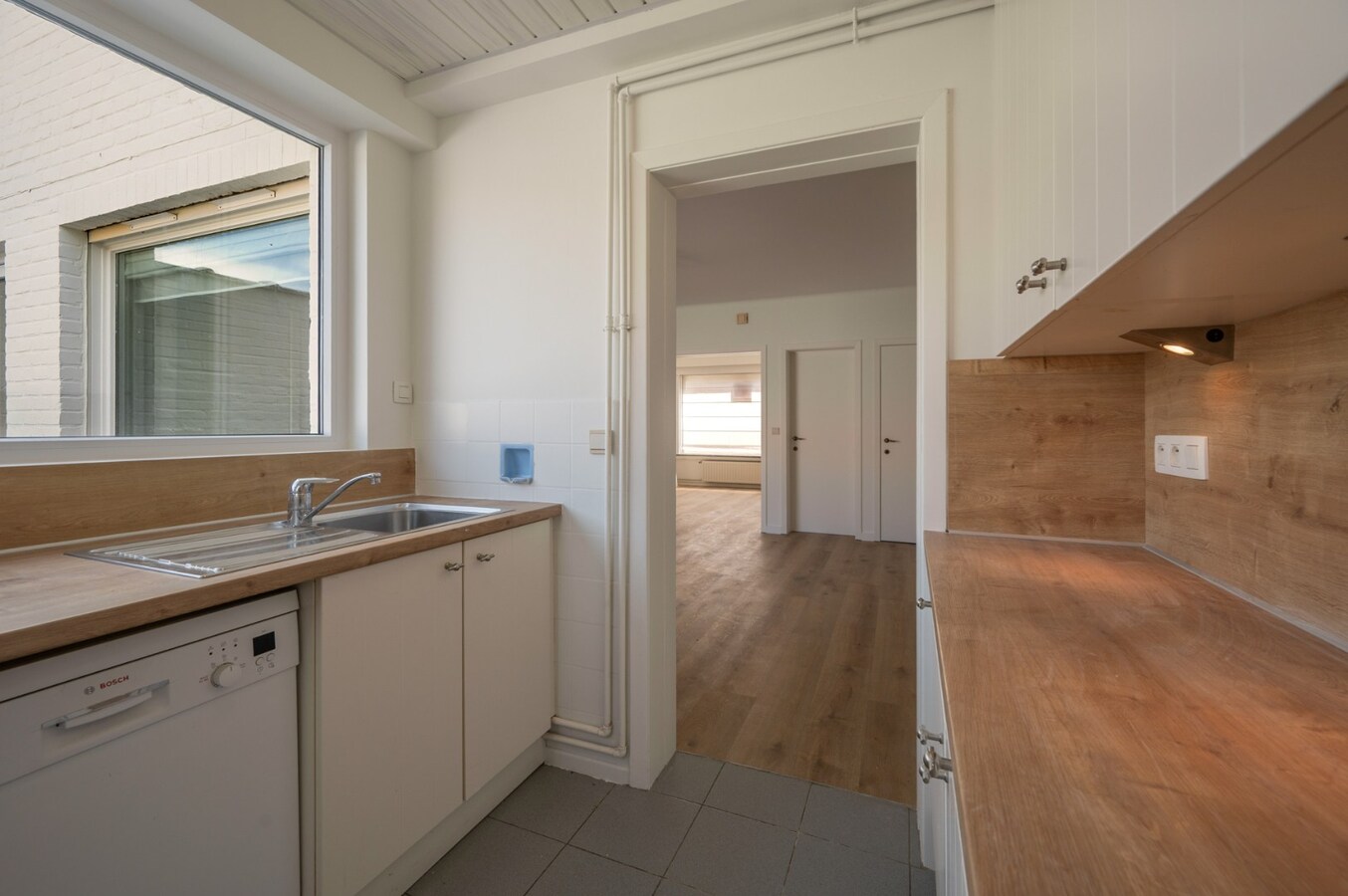 Brede gezinswoning met garage, privé staanplaats en zonnige stadstuin in Oud-Knokke. 