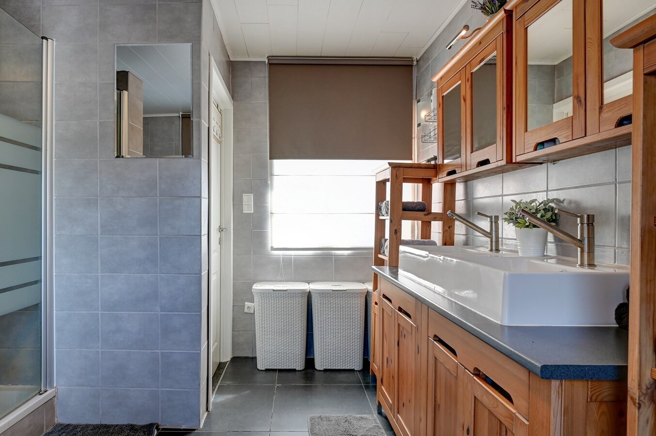 Grondig gerenoveerde woning met tuin, terras en 3 slaapkamers in Nieuwerkerken. 