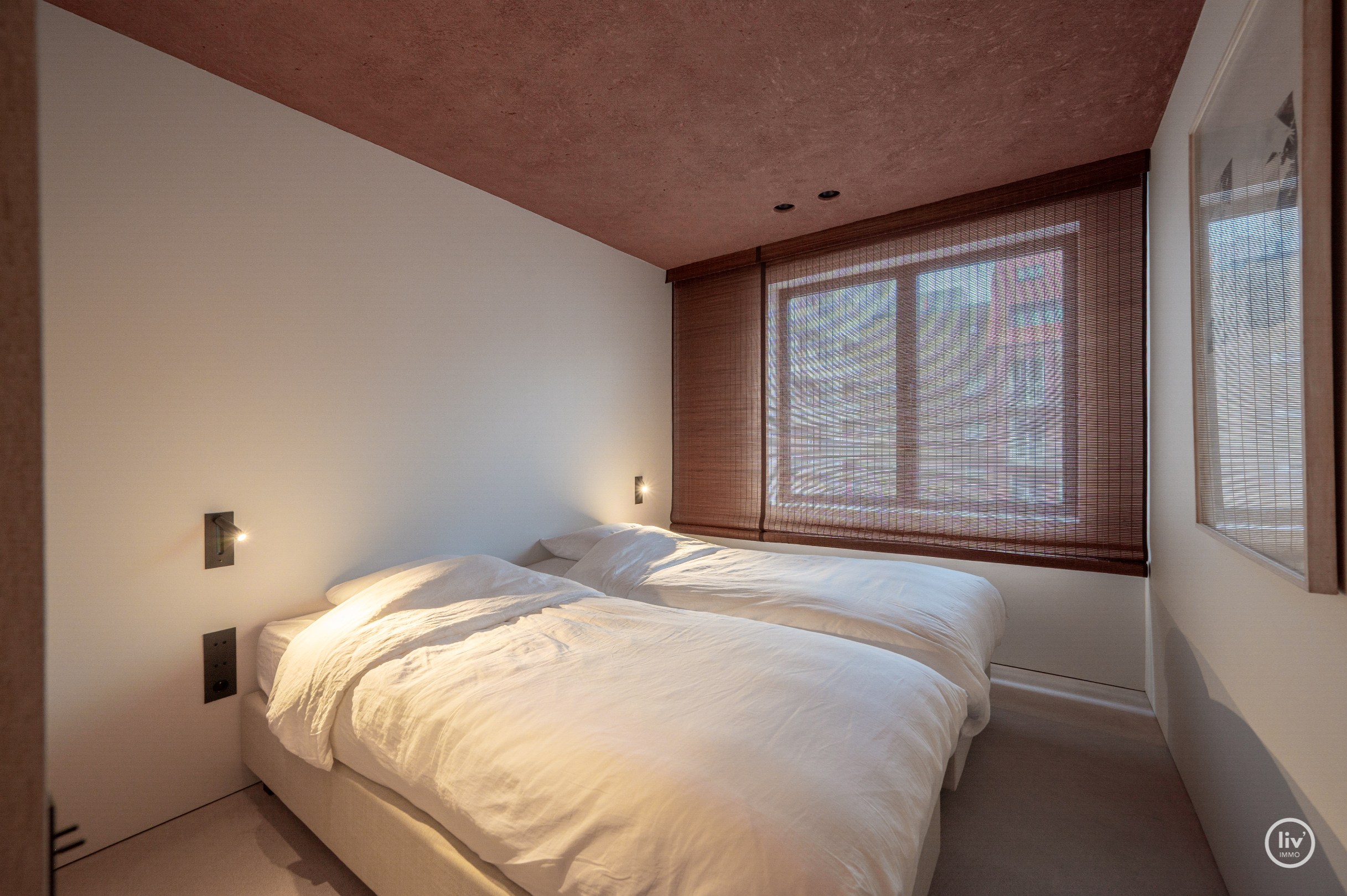 Uniek appartement ontworpen door architect Glenn Sestig met zijdelings zeezicht aan het Driehoeksplein 