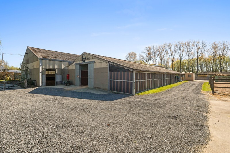 Moderne villa met hippisch complex op 15.856m² 