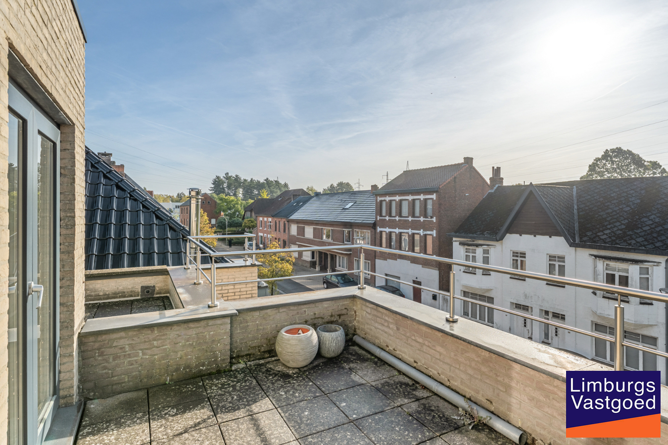 Exclusief penthouse met ruim terras, 2 slpk, extra brede autostaanplaats, centrum Houthalen 