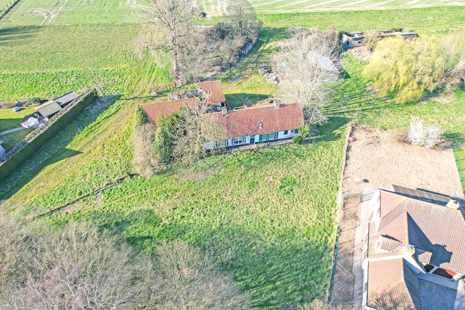 Te renoveren hoeve met veel potentieel in Alveringem. 