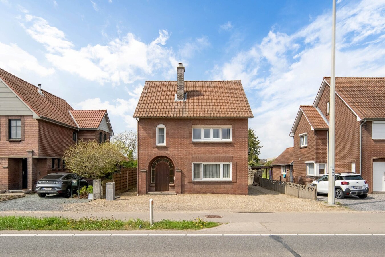 Charmante, te renoveren woning op een perceel van 9a14ca met ruime garage in achtertuin! 