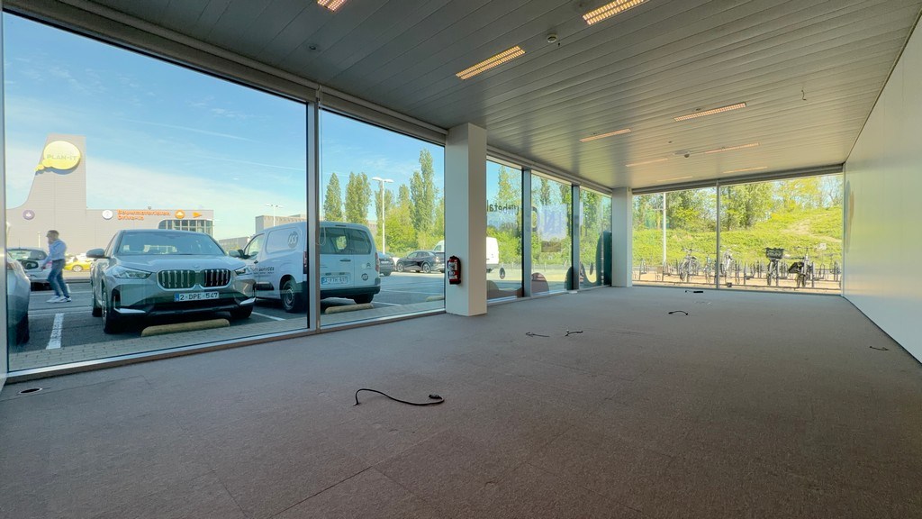 Instapklaar kantoorgelijkvloers te huur in Blue Towers in Gent