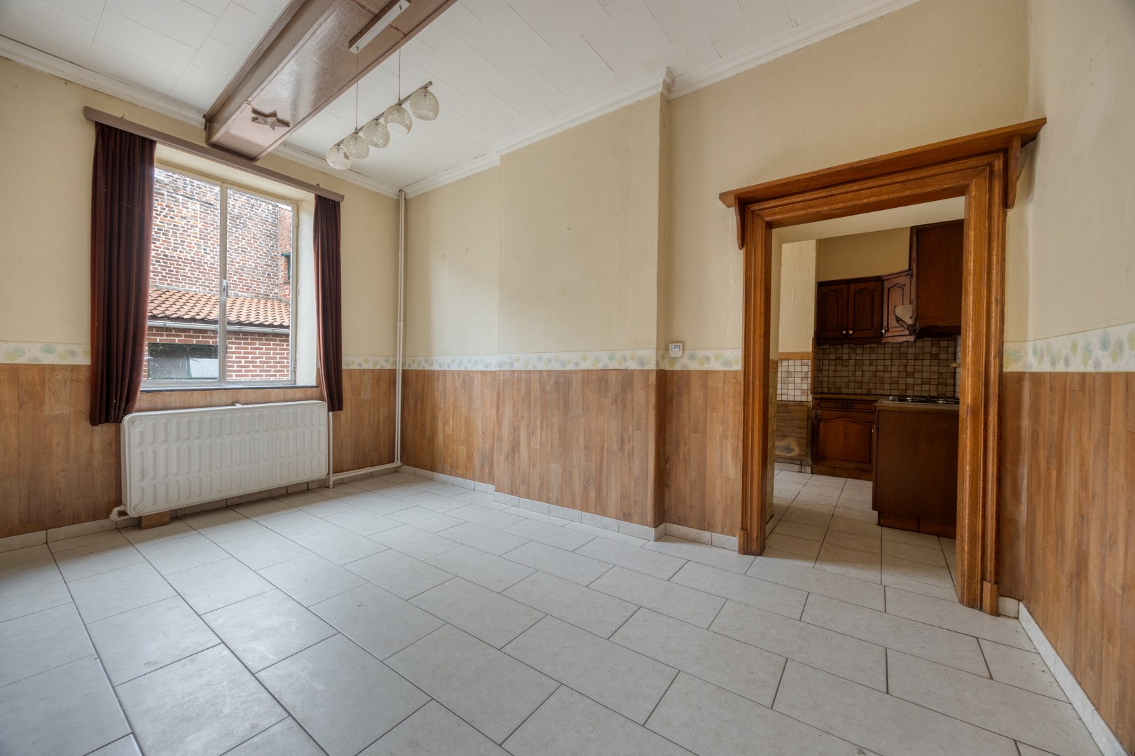 Eetkamer met doorgang keuken