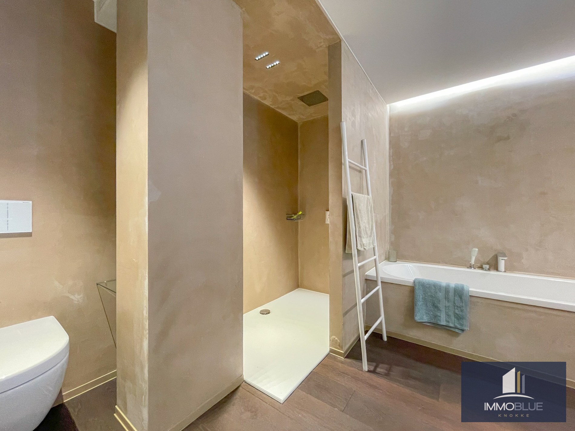 Uitzonderlijk, luxueus afgewerkt hoekappartement met frontaal zeezicht. 