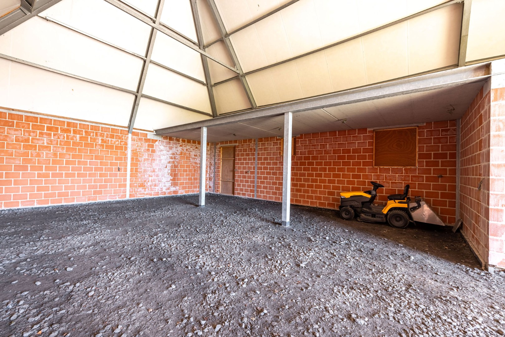 Landelijk gelegen ruwbouwhoeve met bijgebouwen op uitzonderlijk perceel van ca. 9.331 m² 