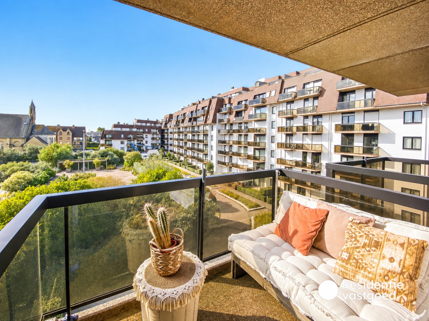 Lichtrijk zongerichte studio met slaaphoek, gelegen op 300m van de zee te Koksijde. 