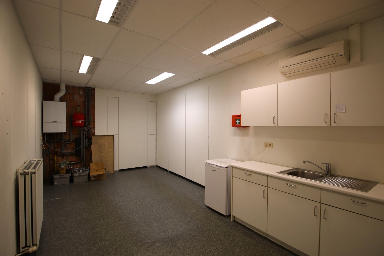 Recente handelsruimte met kelder in de Nieuwstraat te Geel 