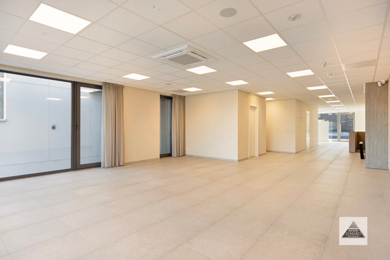 Uitstekend gelegen kantoor-/praktijkruimte van 130 m² + kelder en garage 