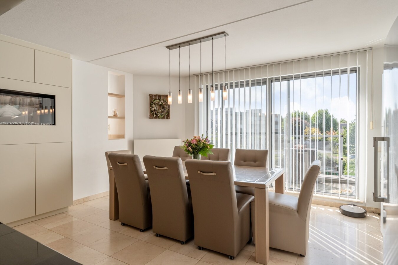 Zeer ruime, goed afgewerkte woning met diverse mogelijkheden nabij het centrum van Maaseik! 