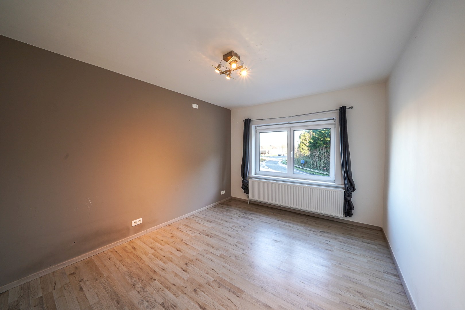Instapklare ruime hoekwoning te Zandvoorde 
