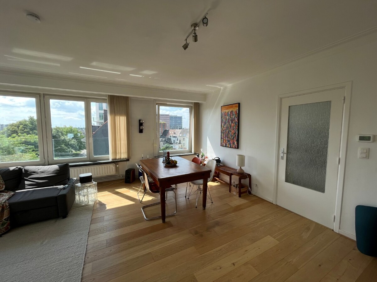 Ruim, lichtrijk appartement met garage én berging (kelder). 