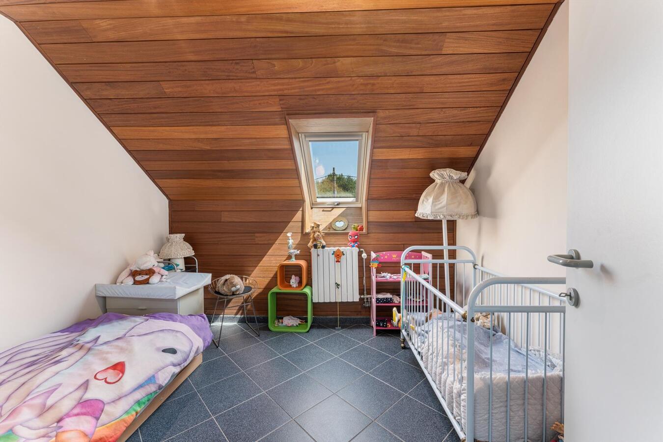 Zéér rustig gelegen woning met 5 slaapkamers en kantoorruimte te Kortemark 