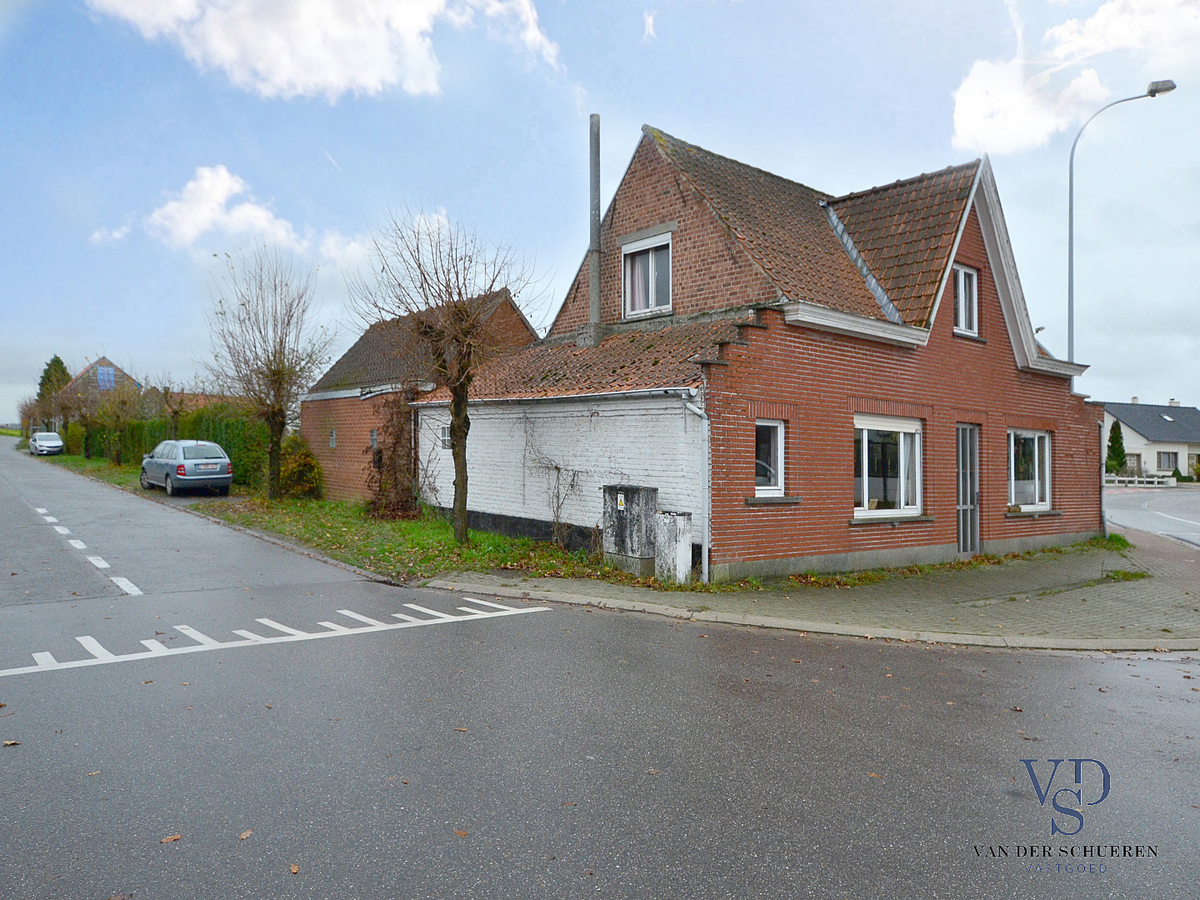 Karaktervolle, te renoveren woning (op bijna 900 m²). 