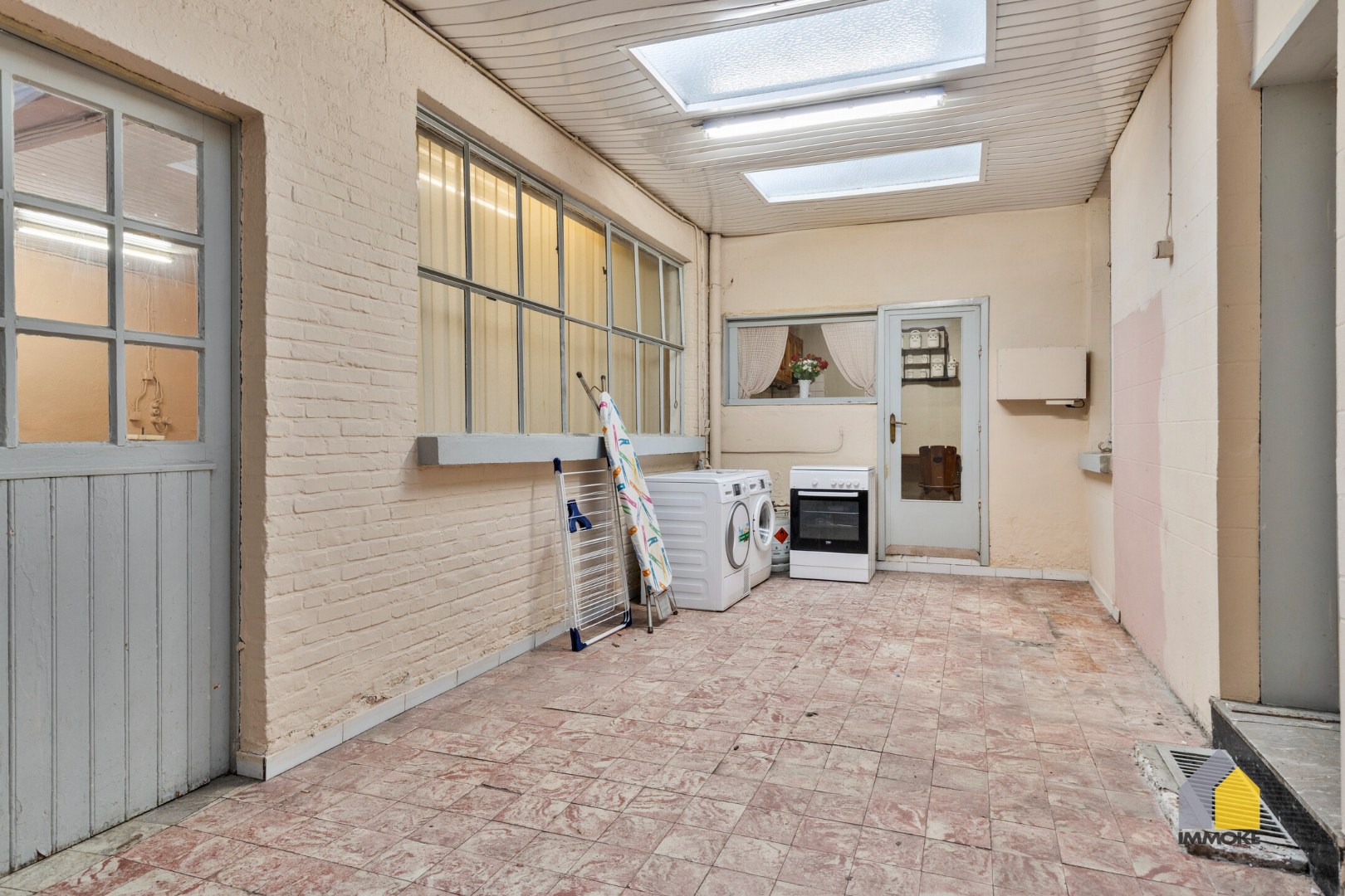 Te renoveren woning met 4 slpks, polyvalente ruimte en knusse tuin. 