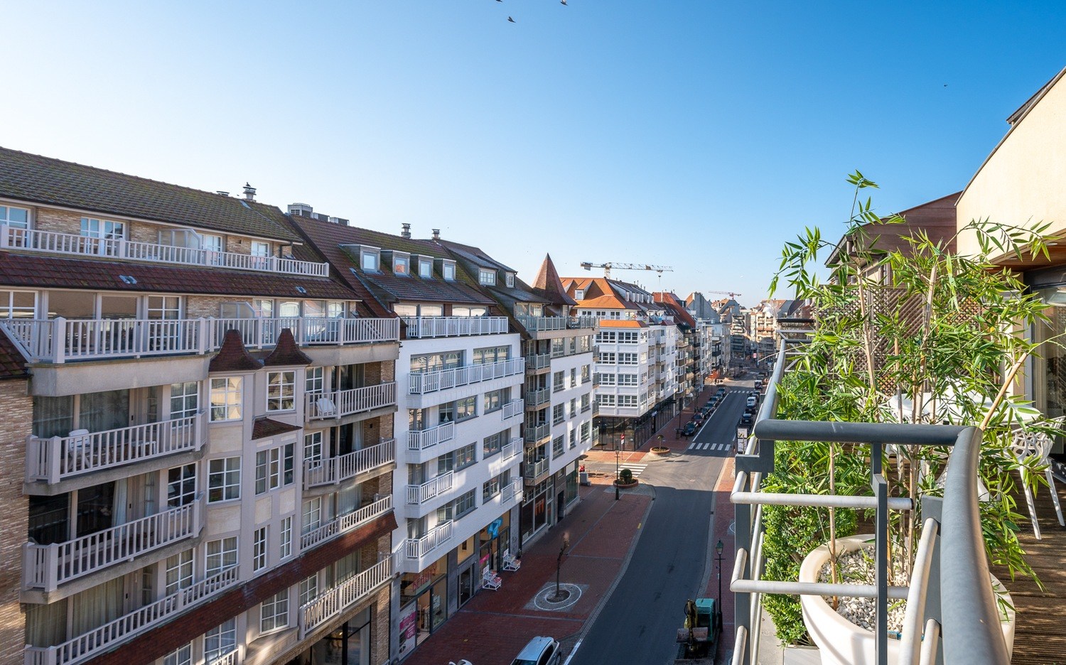 Uitzonderlijk appartement (232m2) met 4 slaapkamers en ruim terras op topligging met zicht over de kerk te Dumortierlaan. 