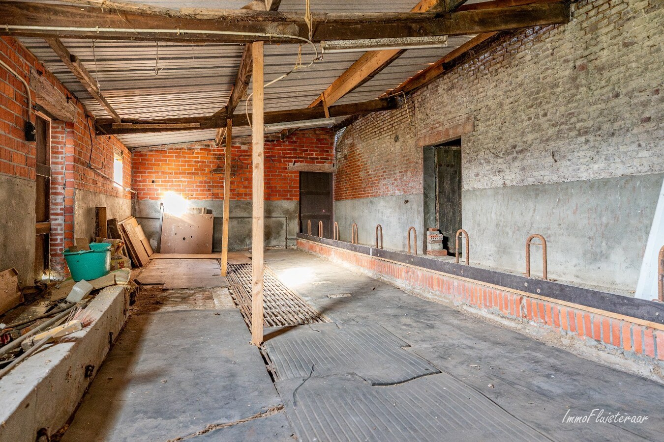 Renovatable farmhouse with stables and pastures on approximately 7 hectares in Hechtel-Eksel. 