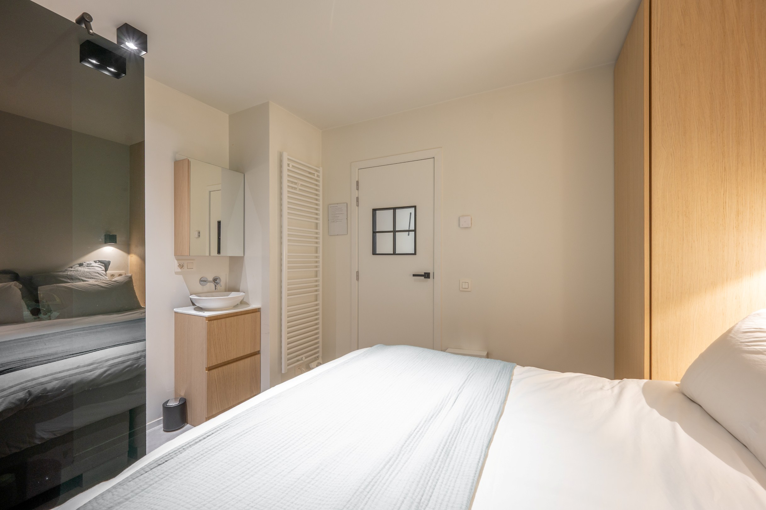 Appartement d'une chambre entièrement rénové, situé au centre près de la digue et de l'avenue Dumortier. 