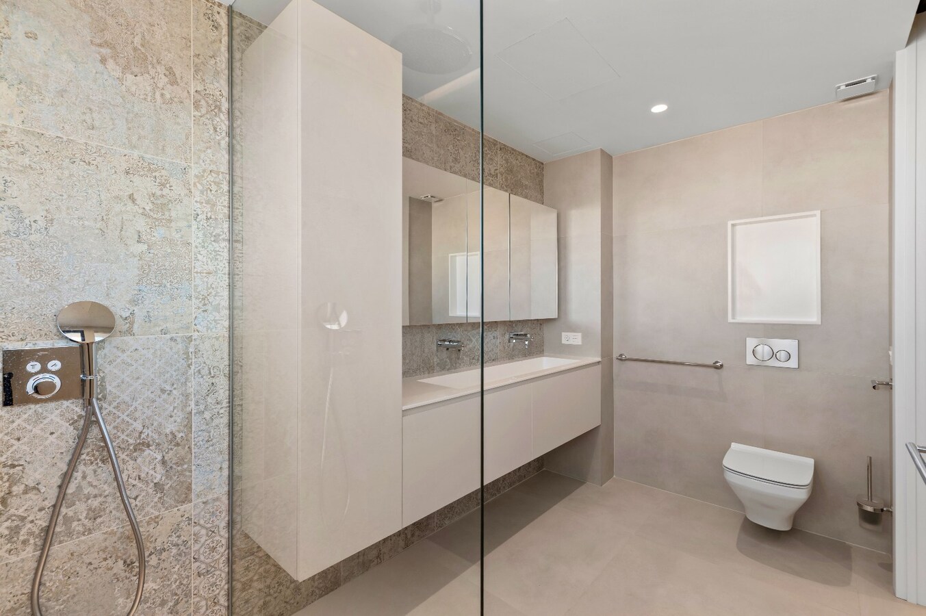 Een uitzonderlijke villa waar luxe, licht en panoramische waterzichten samenkomen. 