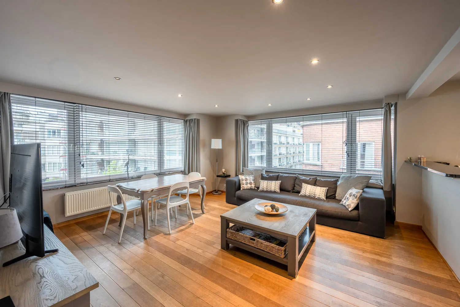 Appartement d'angle rénové avec balcon à quelques pad de l'avenue Dumortier et de la digue.
