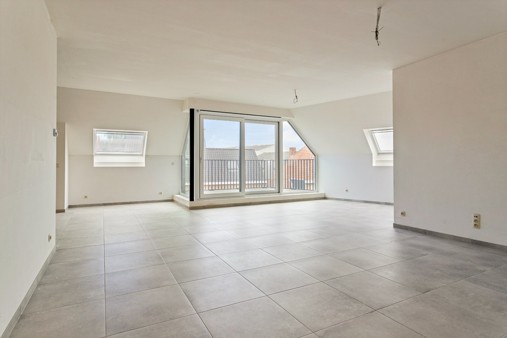 Volledige afgewerkt appartement met 2 slaapkamers en ruim terras. 