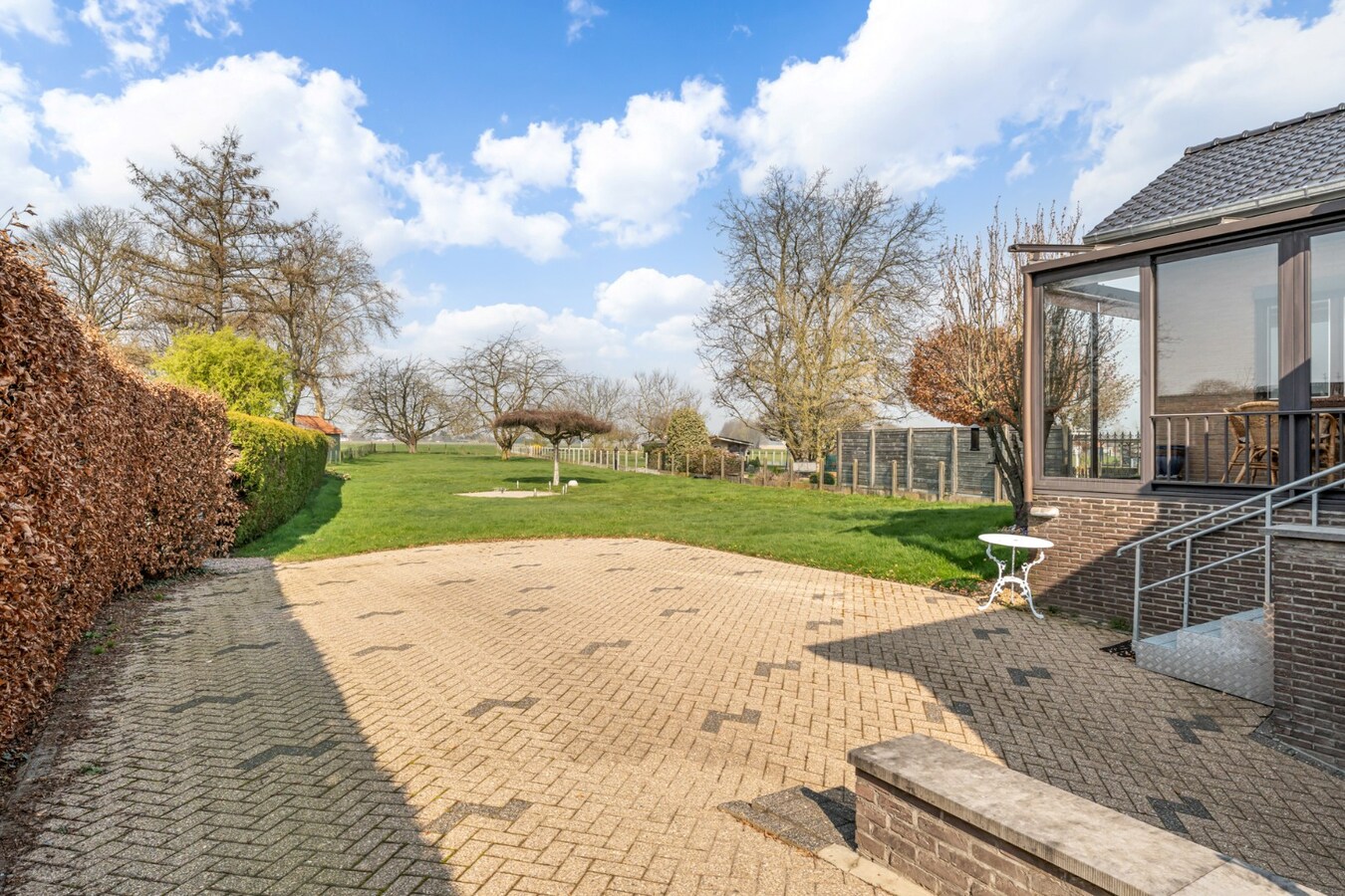 Zeer goed onderhouden gelijkvloerse gezinswoning op een riant perceel van 19a75ca op een rustige locatie te Schalkhoven, een deelgemeente van Hoeselt. 