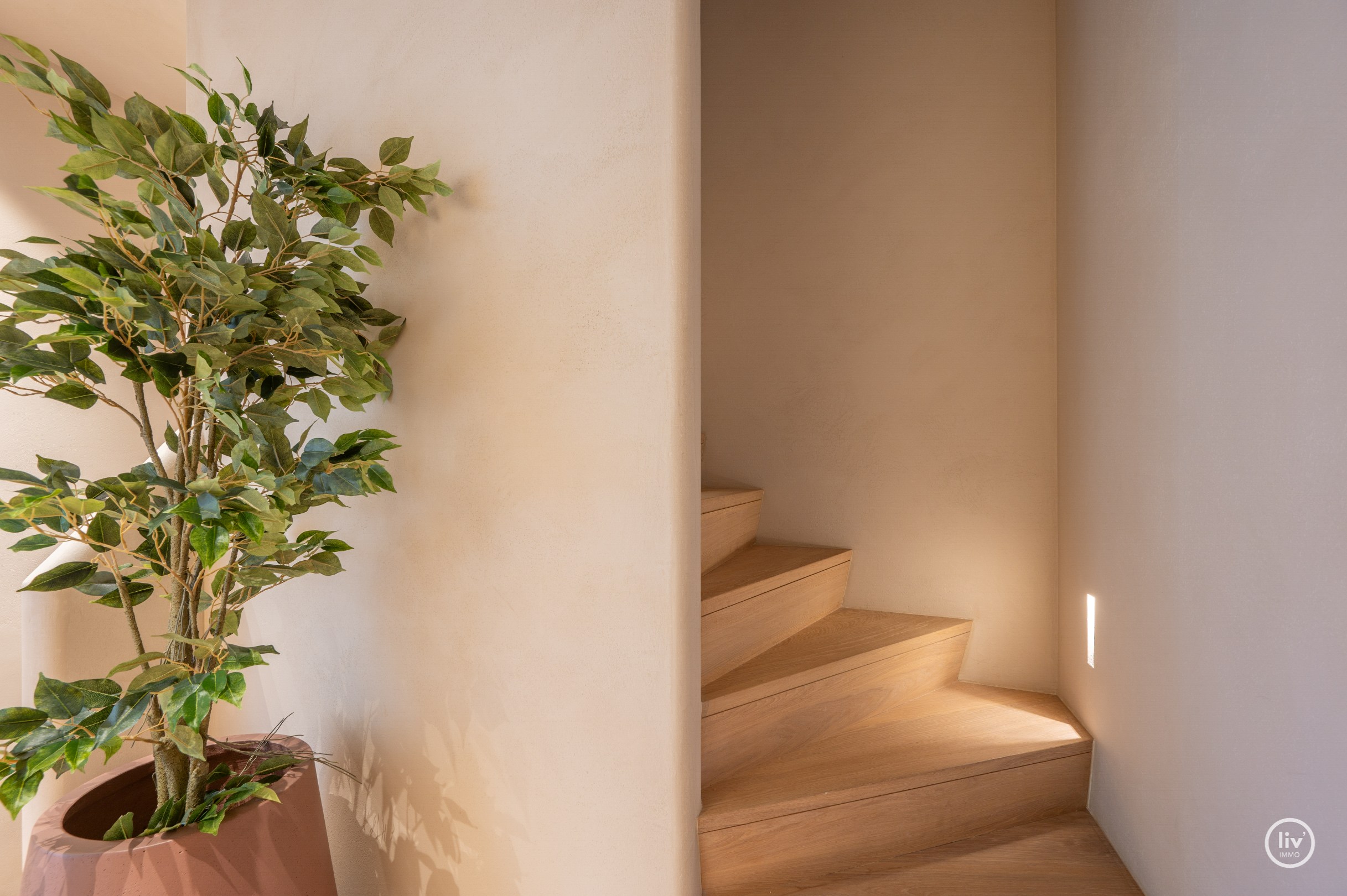 Luxe, comfort kortom een prachtig gerenoveerde woning in hartje Knokke. 
