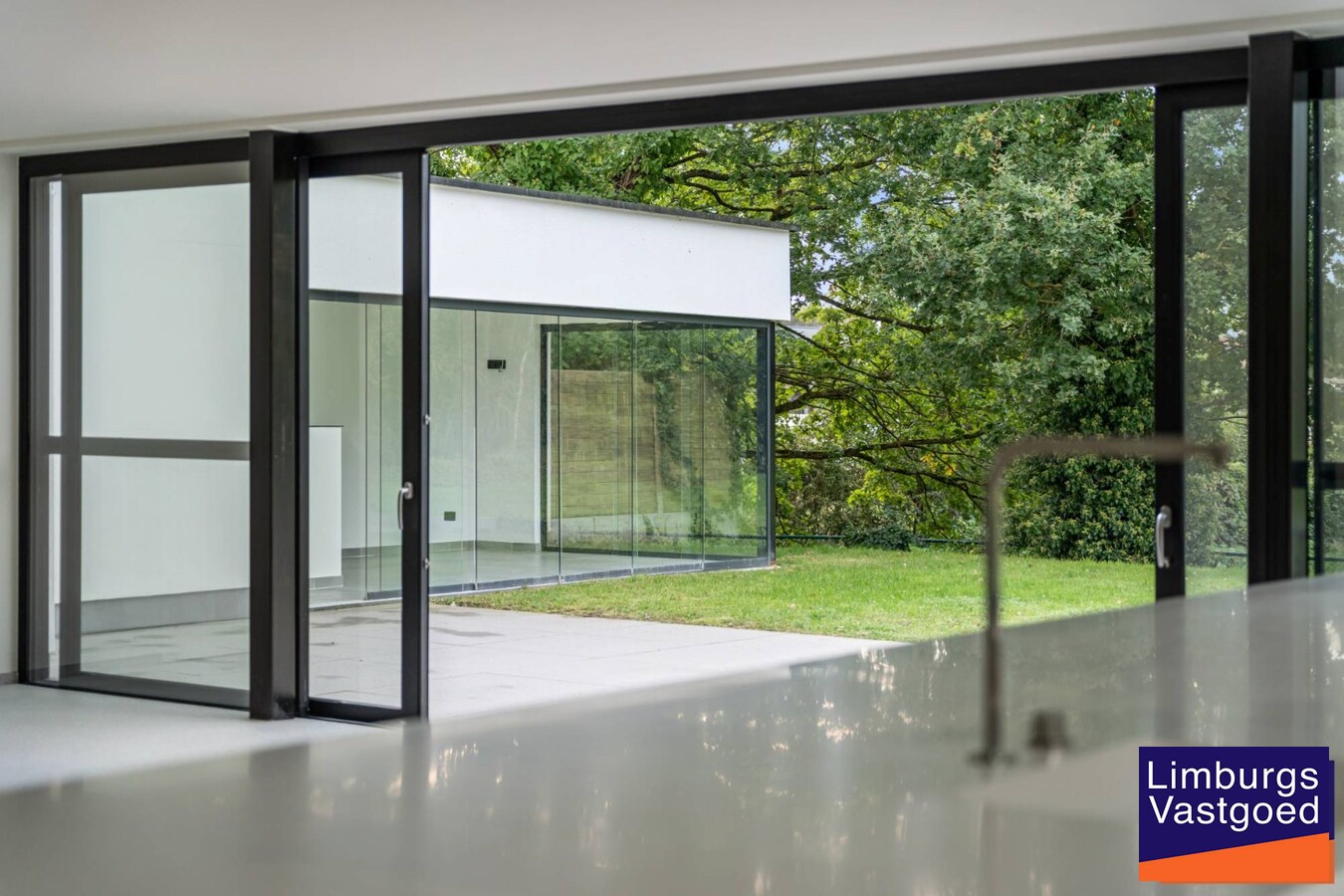 Exclusieve woning met praktijkruimte en zicht op weilanden 