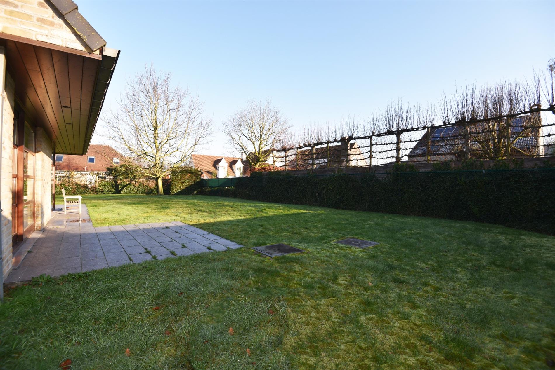 Villa met 4 slpks en garage op 787m² in residentiële wijk nabij centrum Maldegem 