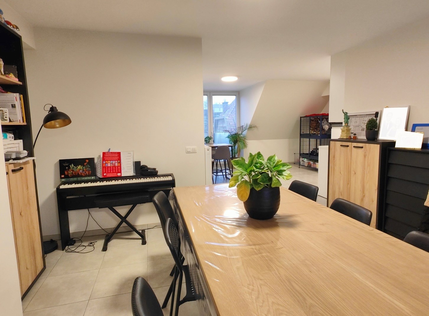 Volledig afgewerkte duplex met 2 slaapkamers en een private autostaanplaats 