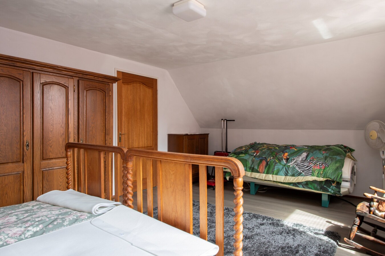 Vrijstaande degelijk gebouwde woning met inpandige dubbele garage. 