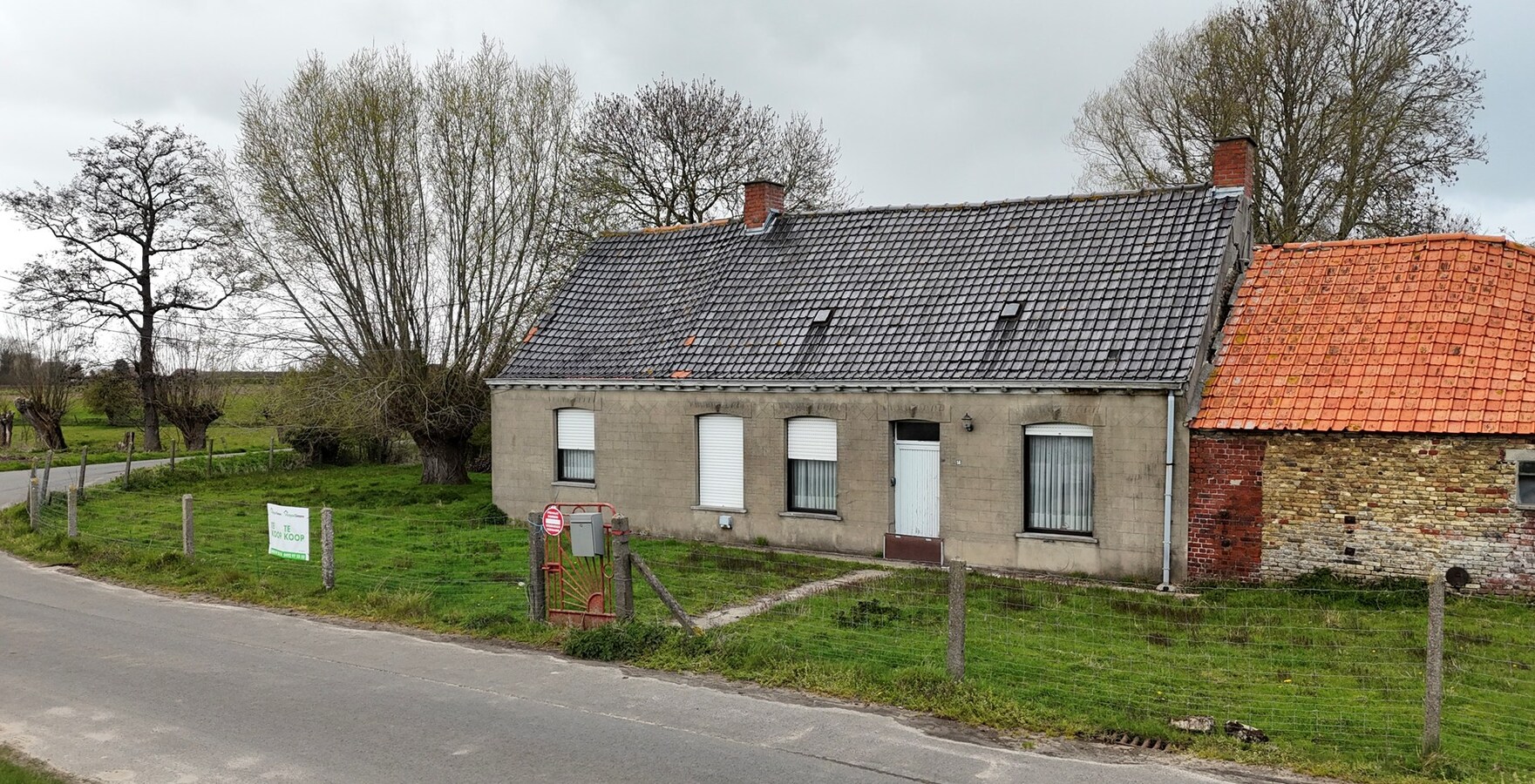 Rustig gelegen alleenstaande woning met loods en schuur te Kortemark 